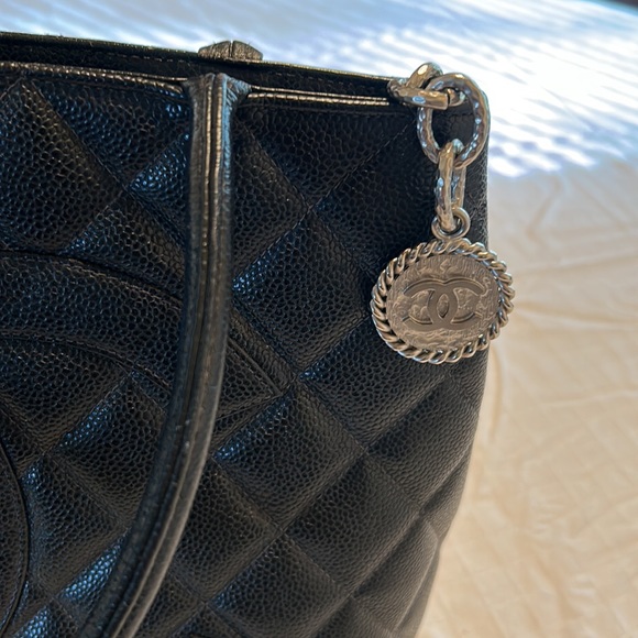 Chanel medallion tote - Picture 4 of 8